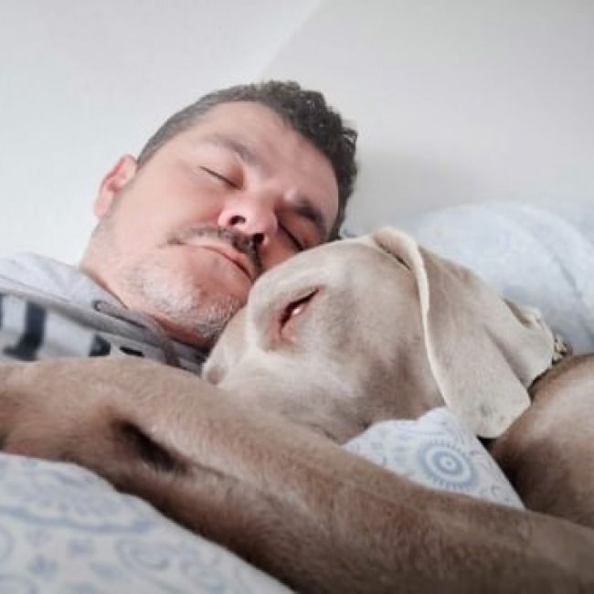 hombre y perro durmiendo